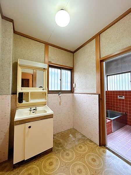 【RF前洗面】洗面台も新しいものに交換します。またクッションフロアやクロスの張替えを行います。