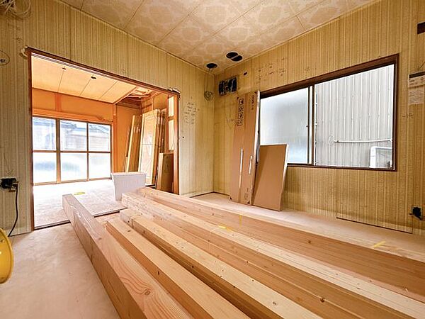 【RF前DK→洋室別角度】クロスの張替え・フローリングの上張りを行います。