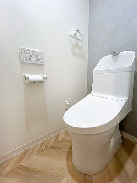 【リフォーム後/トイレパネル】クロス張替え・クッションフロアの張替え施工を行い、トイレは新品交換いたしました。