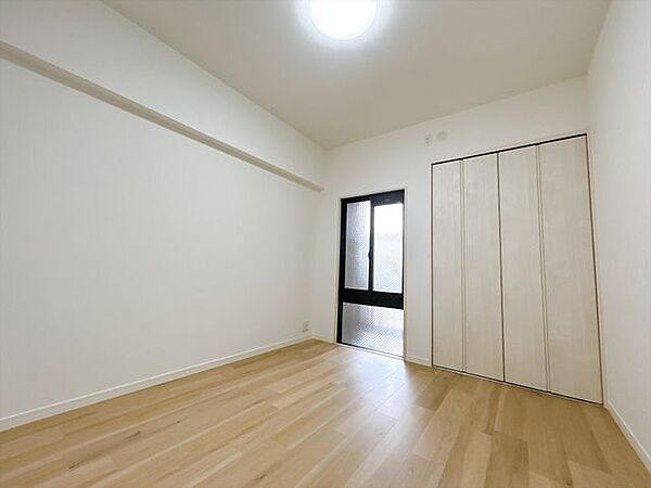【リフォーム後/5.5帖洋室】クロスの張替えやフロアタイル貼りを行いました。
