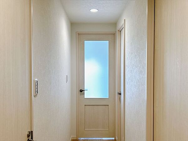 【リフォーム後/廊下】クロスの張替えやフロアタイル貼りを行いました。