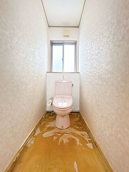 【リフォーム中/トイレ】(8/24撮影)クロス張替え・クッションフロアの張替え施工を行い、トイレは新品交換いたします。