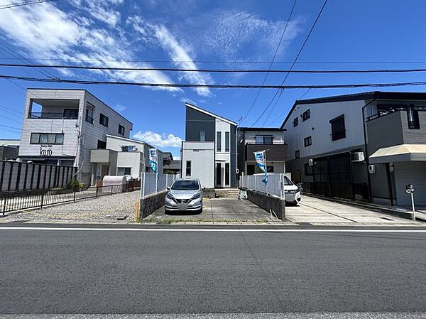 【リフォーム中/外観】(8/24撮影)別角度。外壁塗装・屋根の塗装を行います。