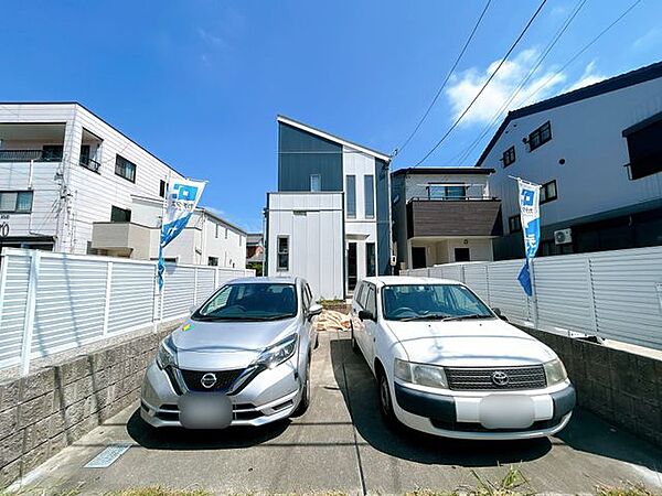 【リフォーム中/駐車場】(8/24撮影)並列で2台駐車出来ます。