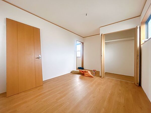 【リフォーム中/2階6.5帖洋室】(9/14撮影)クロス張替え・フロアタイルの上張りを行います。