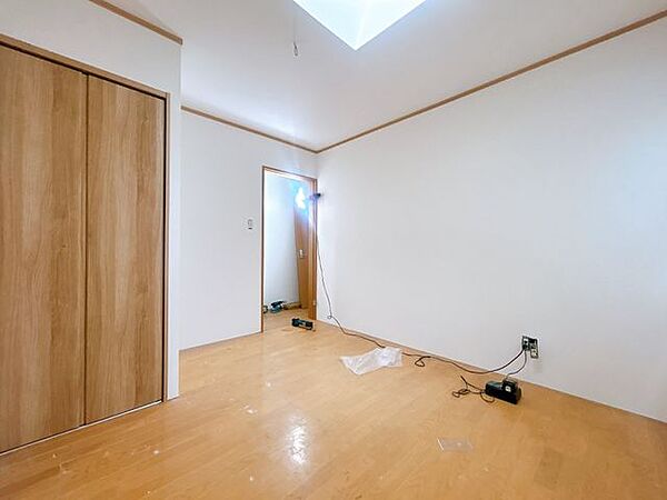 【リフォーム中/2階5.5帖洋室】(9/14撮影)クロス張替え・フロアタイルの上張りを行います。
