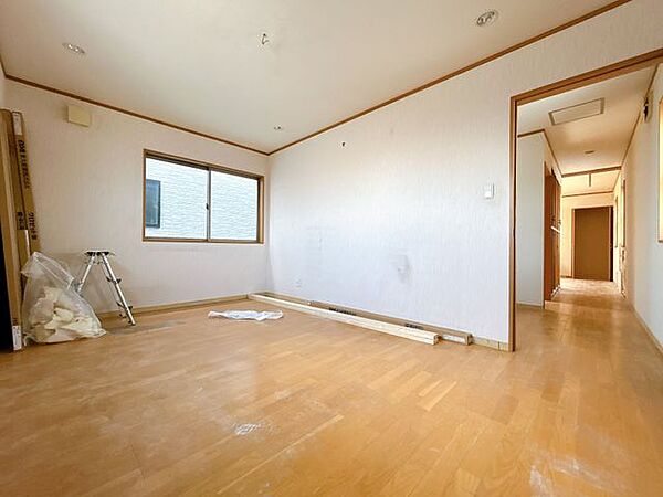 【リフォーム中/2階6.5帖洋室】(8/24撮影)クロス張替え・フロアタイルの上張りを行います。