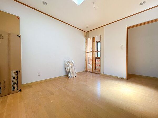 【リフォーム中/2階7.5帖洋室】(8/24撮影)クロス張替え・フロアタイルの上張りを行います。