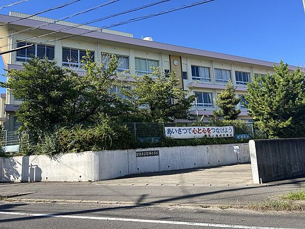徒歩14分。碧南市立鷲塚小学校まで約1100ｍ