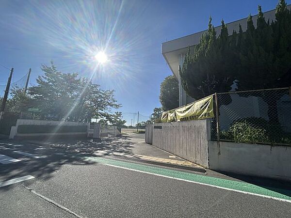 徒歩7分。碧南市立東中学校まで約550ｍ（自転車約3分） 910m