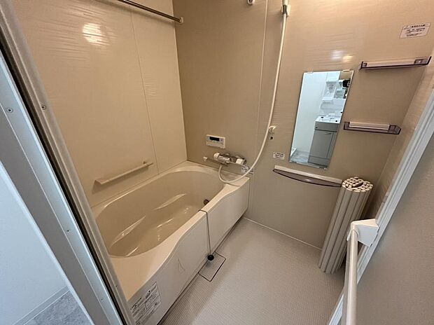浴室はハウステック製の新品のユニットバスに交換しました。浴槽には滑り止めの凹凸があり、床は濡れた状態でも滑りにくい加工がされている安心設計です。
