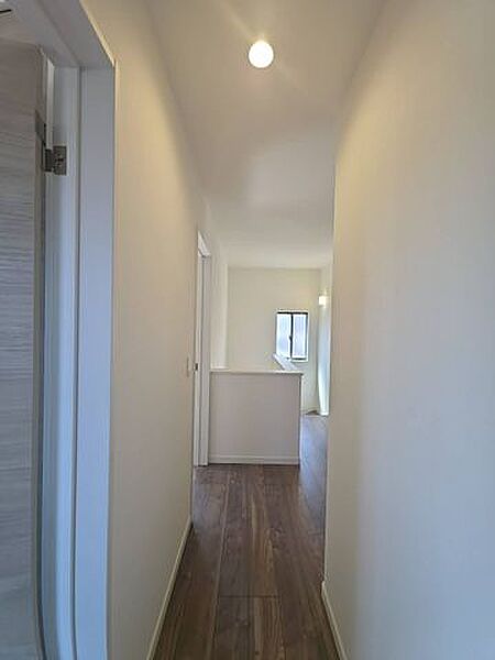 【2階廊下】廊下収納があるので普段使わない季節ものなどの収納していただけます。