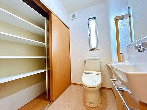 一階トイレには収納がございます