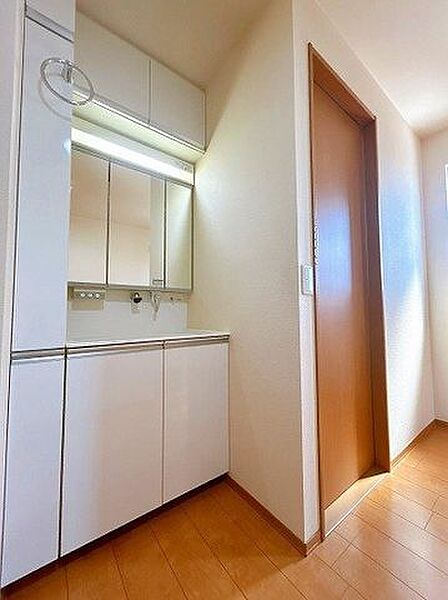 二階廊下には洗面台がございます