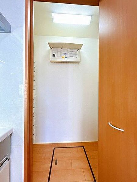 キッチン傍には収納スペースがございます