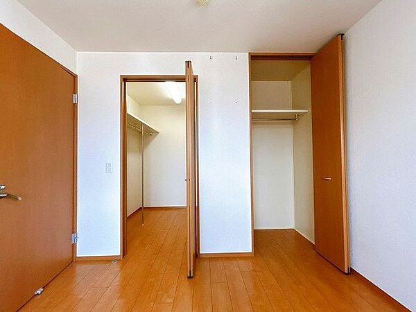 二階南東側洋室にはクローゼットとウォークインがございます