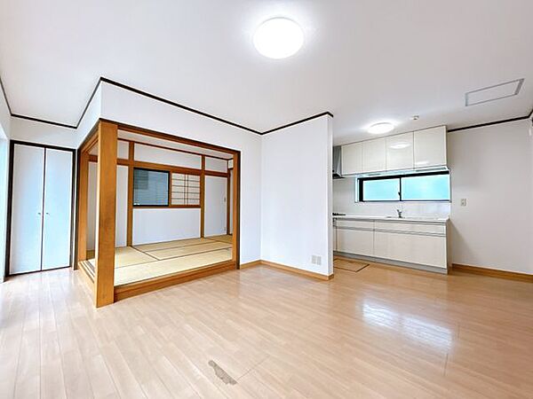 【リフォーム中/リビング】（5/21撮影）クロス張替え、クリーニングを行います。