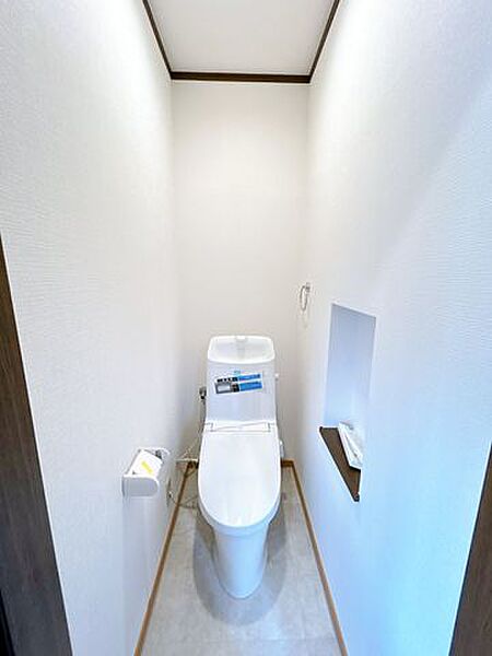【リフォーム中／1階トイレ】（5/21撮影）毎日使用するトイレ洗浄便座付きトイレに新品交換予定。クロスやフロアの張替を一緒にすることで清潔感のある空間に。直接肌に触れる部分は新品がいいですね。