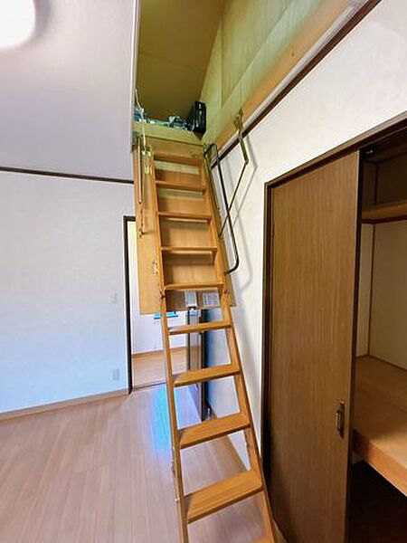 【小屋裏収納入口】