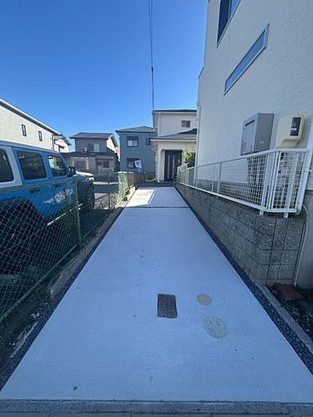 【駐車場】縦列で2台のお車が駐車可能です。