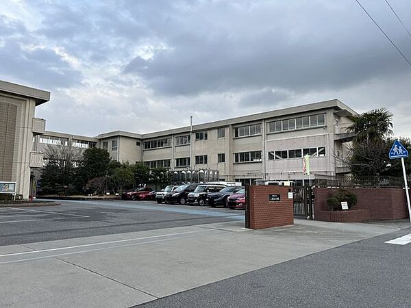 【小学校】二本木小学校まで650ｍ。