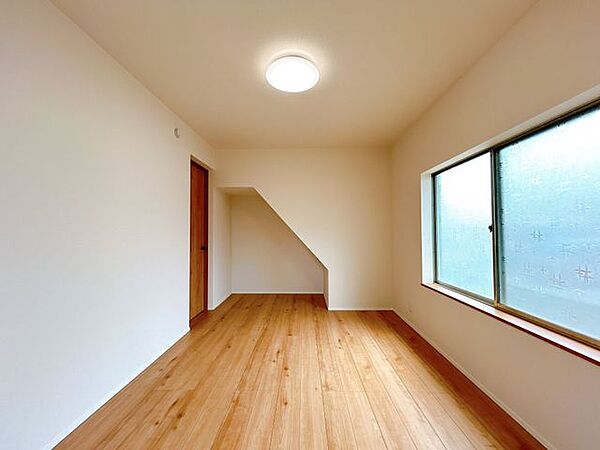 【リフォーム済み/1階洋室】元々和室でしたが、フローリングの張替え、建具・照明の交換を行い洋室に変更しました。
