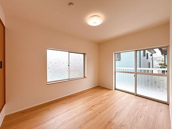 【リフォーム済み/2階東側洋室】元々和室でしたが、フローリングの張替え、建具・照明の交換を行い洋室に変更しました。