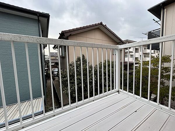 【ベランダ】床は防水塗装を行い、強度の確認を行います。