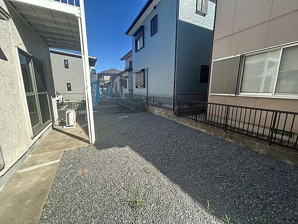 【庭】植栽の伐採、砕石敷きを行いました。