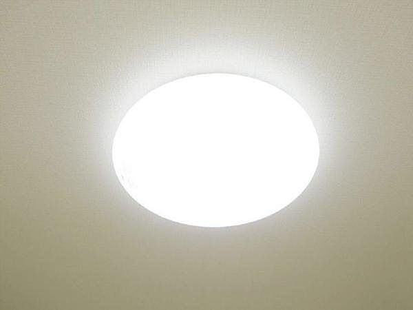 【同仕様写真／設備】各居室の照明器具は新品交換します。照明器具は設置した状態でお引渡しを致しますのでお客様が別途ご購入いただく必要はございません。