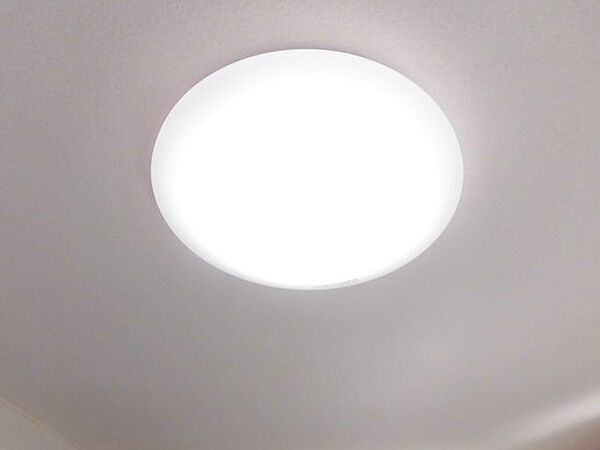 【同仕様写真/照明】各居室の照明器具は全て新品交換します。照明器具は設置した状態でお引渡しを致しますのでお客様が別途ご購入いただく必要はございません。