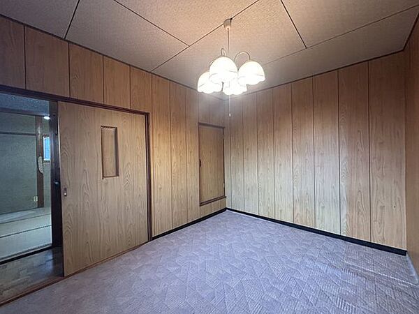 【リフォーム中/2階西側洋室】床材上張り、クロス張り、建具交換、照明取り付けを行います。