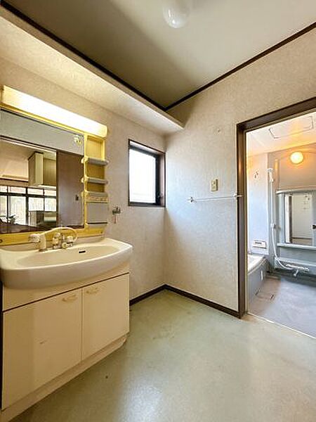 【リフォーム前/洗面所】洗面台は新品交換いたします。またクロスの張替えやクッションフロアの張替えを行います。