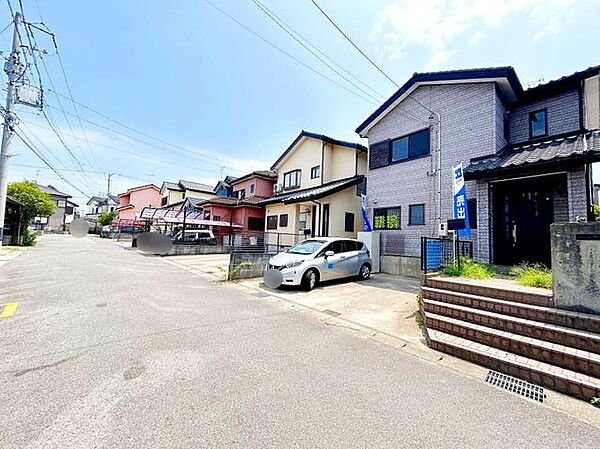 【前面道路】幅員が5ｍあり、駐車が苦手な方も安心して駐車していただけます。