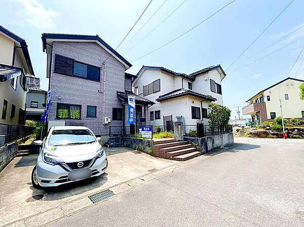 【リフォーム前/外観】外壁塗装や植栽の伐採を行います。