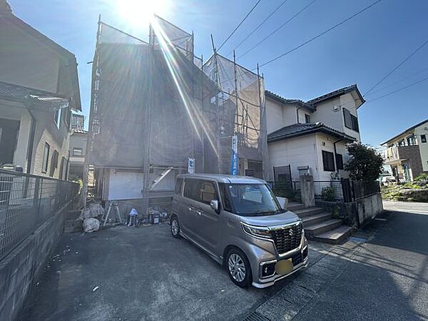 【リフォーム中/外観】(10/10撮影)外壁塗装や植栽の伐採を行います。
