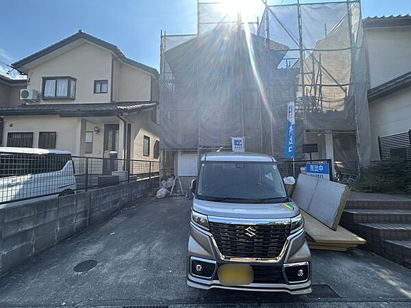 【リフォーム中/駐車場】(10/10撮影)並列で2台駐車可能です。前面道路の交通量が少ないので安心して駐車いただけます。