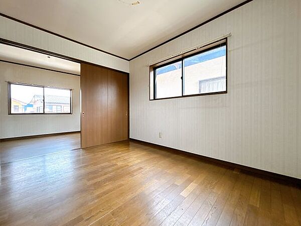【リフォーム前/2階北側6帖洋室】クロスの張替えを行い、床にはワックスを施します。