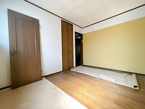 【リフォーム中/2階北側6帖洋室】(10/10撮影)クロスの張替えを行い、床にはワックスを施します。元々引き違いの扉があった部分には、壁を作成して1つの個室空間に仕上げます。