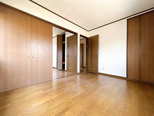 【リフォーム前/2階南側6帖洋室】クロスの張替えを行い、床にはワックスを施します。
