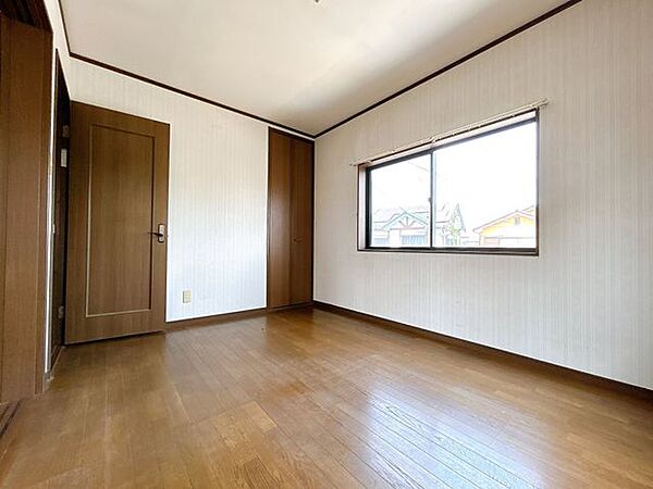 【リフォーム前/2階南側6帖洋室】別角度