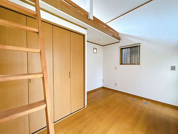 【リフォーム前/倉庫内写真】ロフト付きの倉庫です。倉庫のカギも交換します。