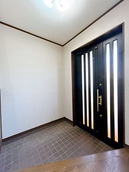 【リフォーム前/玄関内観】現在ある収納を解体してシューズボックスを設置します。