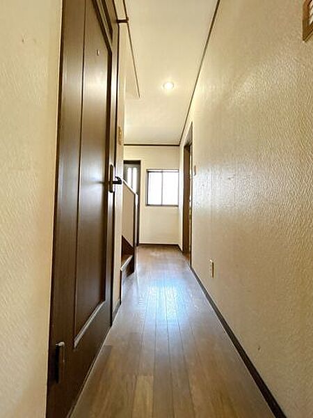 【リフォーム前/1階廊下】クロスの張替えやフローリングの重張を行います。