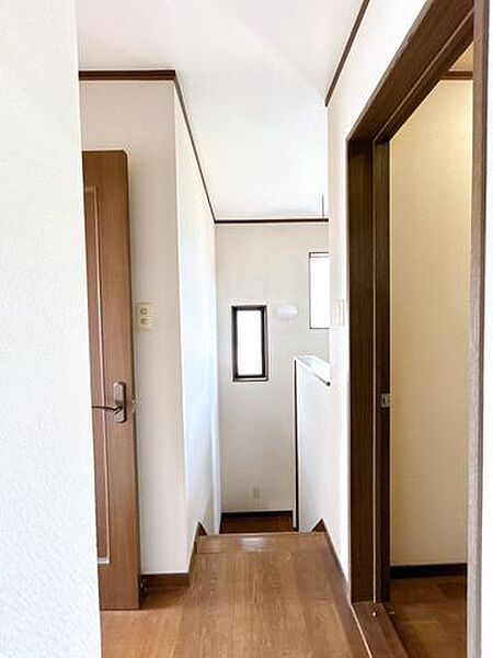 【リフォーム前/2階廊下】クロスの張替えを行い、床にはワックスを施します。