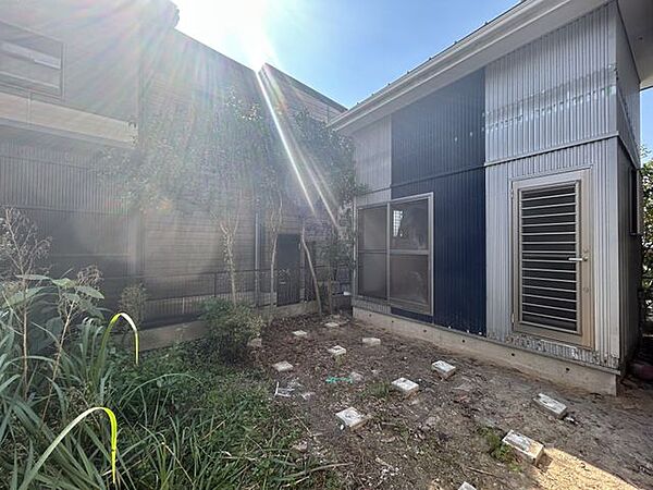 【リフォーム中/庭】(10/10撮影)ウッドデッキの解体、植栽の伐採を行います。