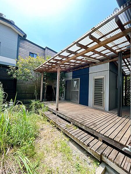【リフォーム前/庭】ウッドデッキの解体、植栽の伐採を行います。