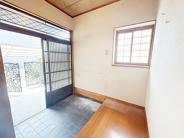 【リフォーム前/玄関内観】シューズボックス交換、玄関鍵交換を行います。