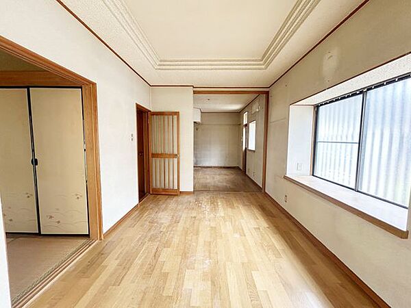 【リフォーム中/リビング】床材上張り、クロス貼り替え、建具交換を行います。