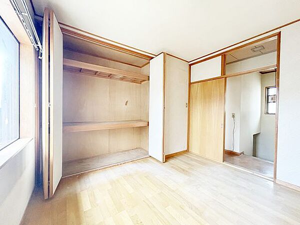 【リフォーム前/洋室5帖】クロス貼り替えを行います。